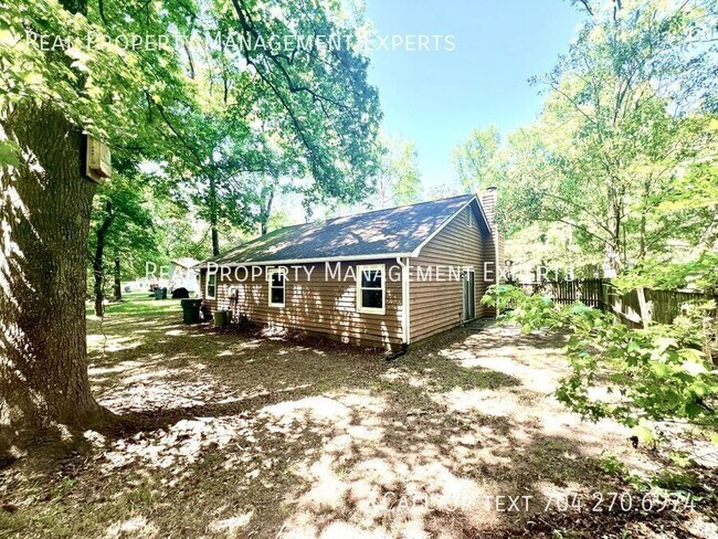 Building Photo - 723 Cricketwood Ln