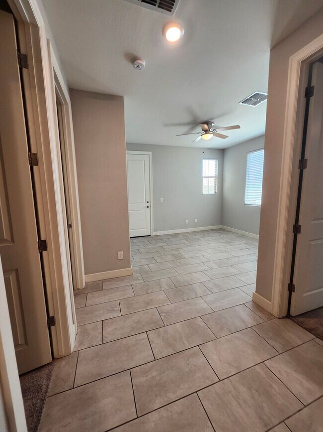 Building Photo - Single Family Home-  5 bedrooms 3 Baths