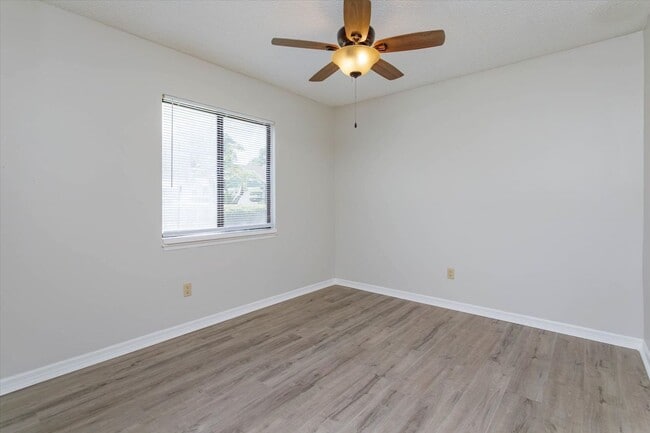 Building Photo - Gorgeous Single Family