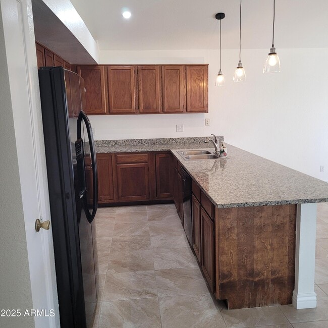 Building Photo - 1622 N Comanche Dr