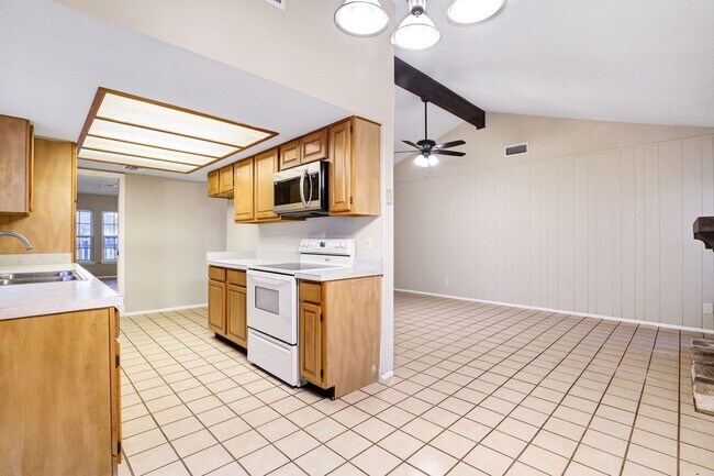 Building Photo - ***MOVE-IN SPECIAL: TWO WEEKS FREE***Single-Story Retreat with Versatile Spaces in Established Ne...
