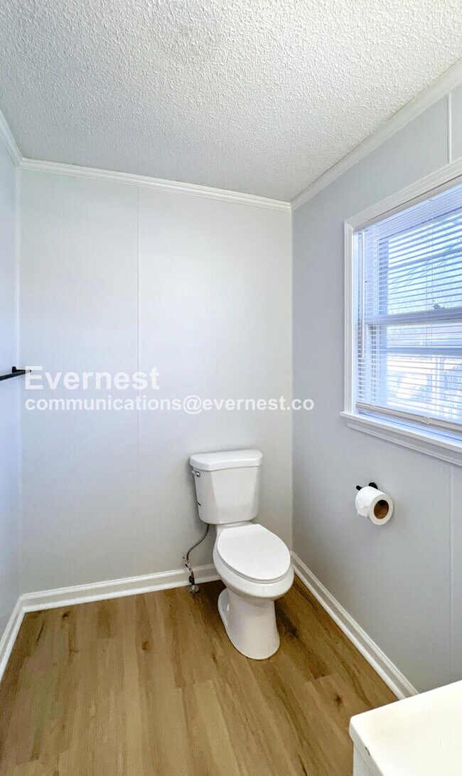 Building Photo - 907 S Cedar Ave