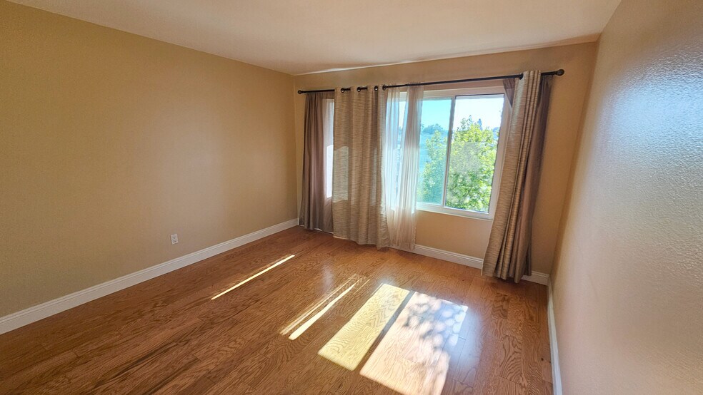 Upstairs bedroom - 18219 Hampton Ct
