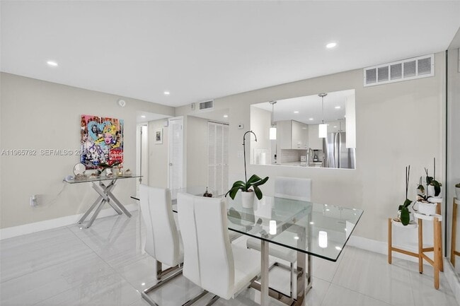 Building Photo - 3000 E Sunrise Blvd