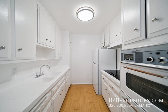 Building Photo - 7030 Lanewood Ave