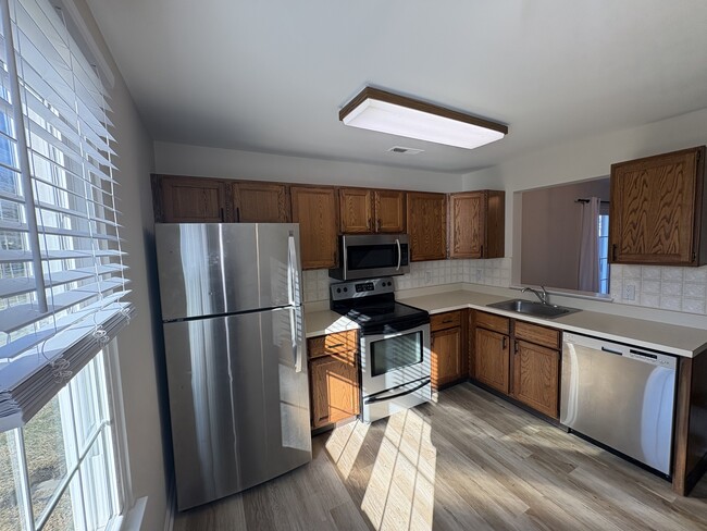 Kitchen - 55 Portsmouth Ct