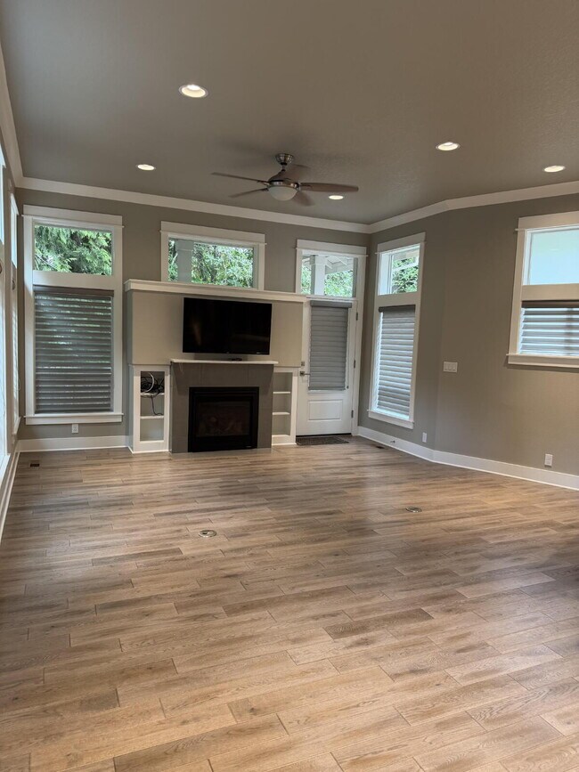 Building Photo - 3 Bed / 2 Bath Single-Family Home in West Linn