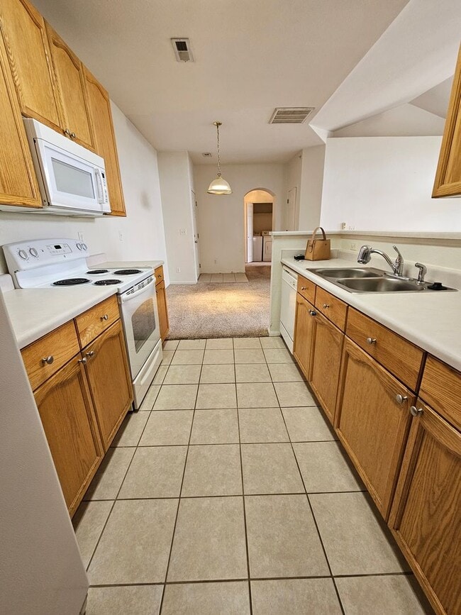 Building Photo - Awesome Aurora Top Floor 2 Bed 2 Bath Cond...