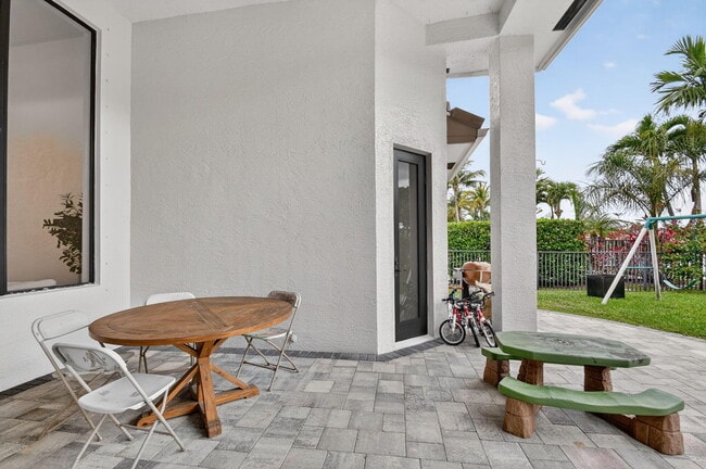 Building Photo - 10337 Trianon Pl