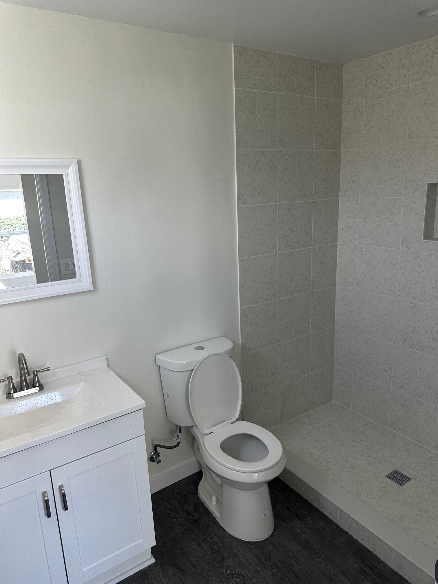 bathroom - 946 E 105th St