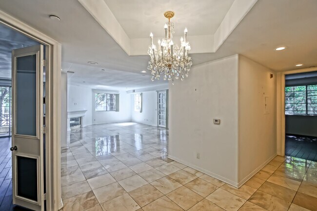 Building Photo - **Move in Special $1000 Off Third Months Rent** Remodeled Corner 3+2 Unit with Luxury Finishes Ne...