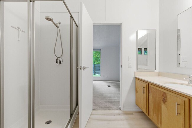 Building Photo - Single level Bainbridge Island home