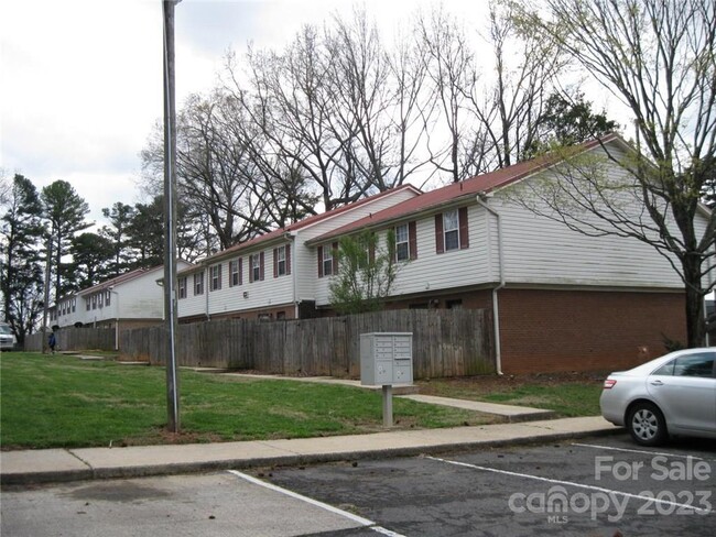 Building Photo - 5812 Hunting Ridge Ln