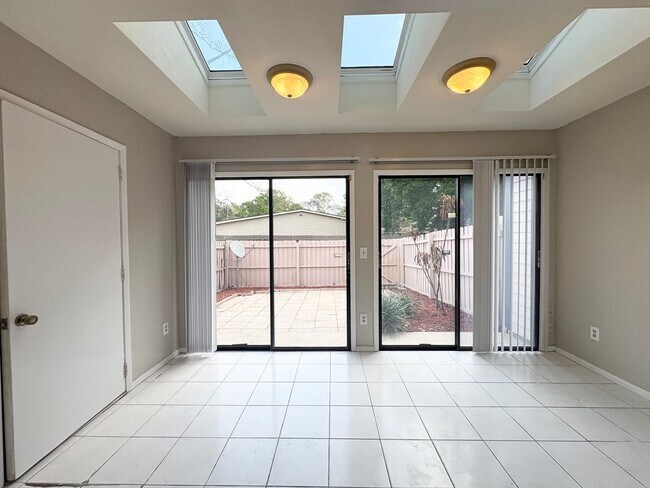 Building Photo - 3B/2.5B Townhome Unit ~ Beacon Hill Community ~ Carpet Free