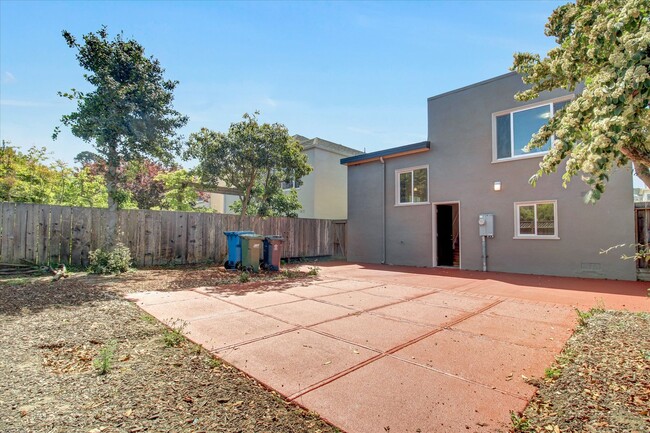 Building Photo - Spacious Westlake Home