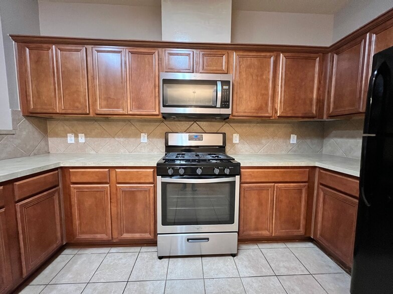 Kitchen - 8126 Montague Manor Ln
