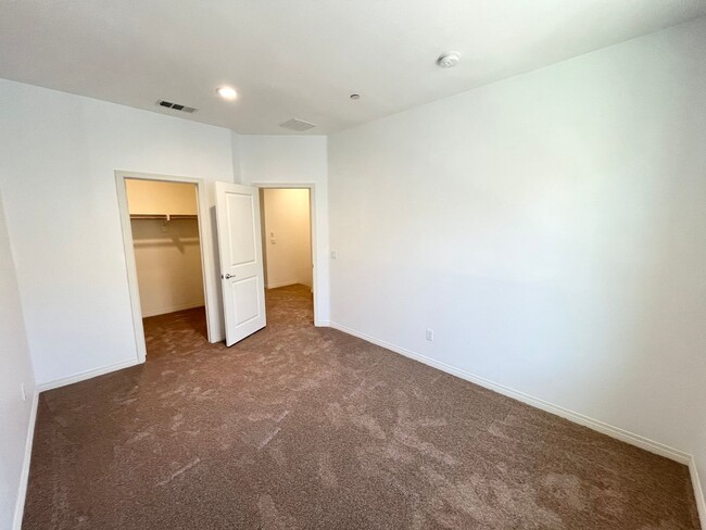 Building Photo - Updated 3BD 2.5BA Townhouse in Imperial Be...