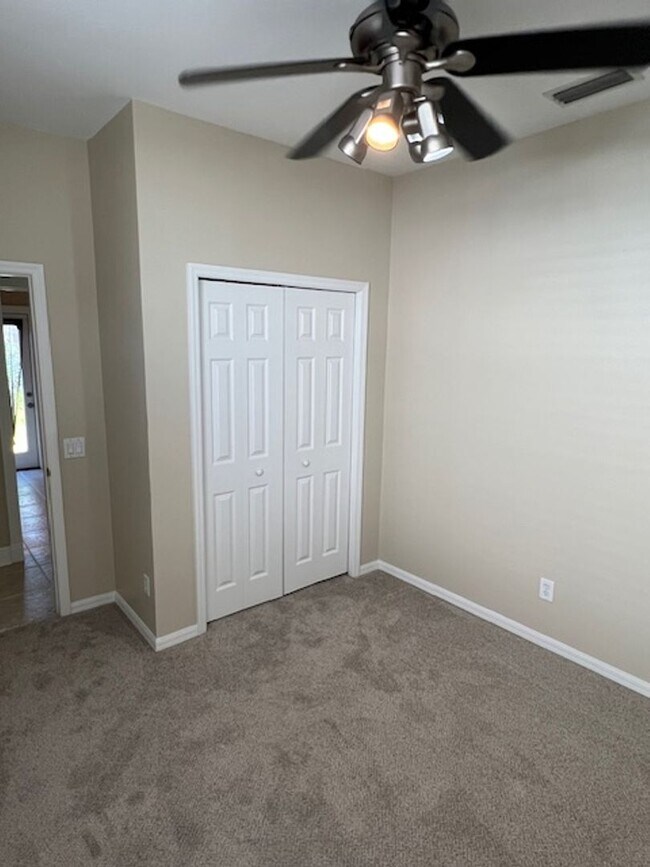 Building Photo - Country Chase