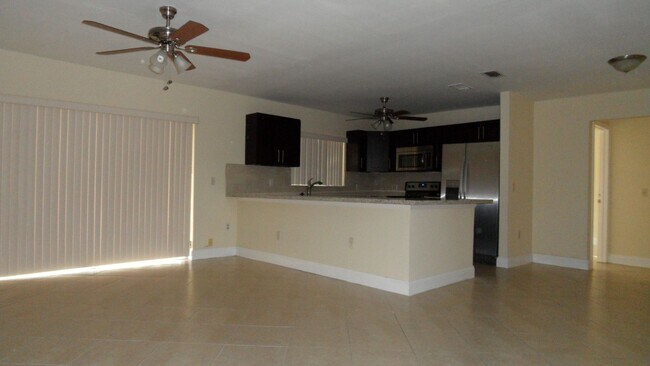 Building Photo - 3BED/2BATH house with Large fenced backyard and split floorplan!