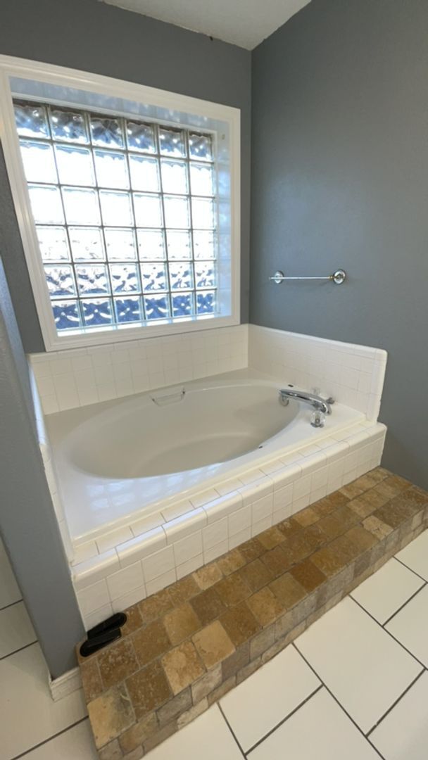 Building Photo - Well-maintained 3-bedroom, 2-bath home in ...