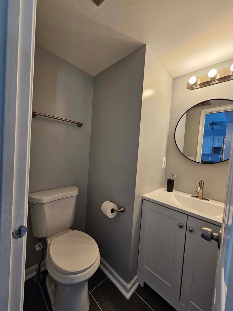 Powder room - 323 Felsted Ct