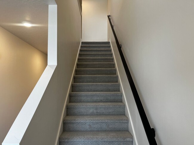Building Photo - GET $1000 OFF THE FIRST MONTHS RENT!!!