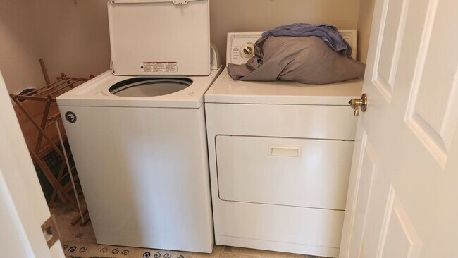 Building Photo - M916 Eastmont (VNSW-18/10)