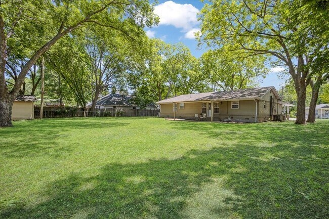 Building Photo - 470 W Marshall Dr