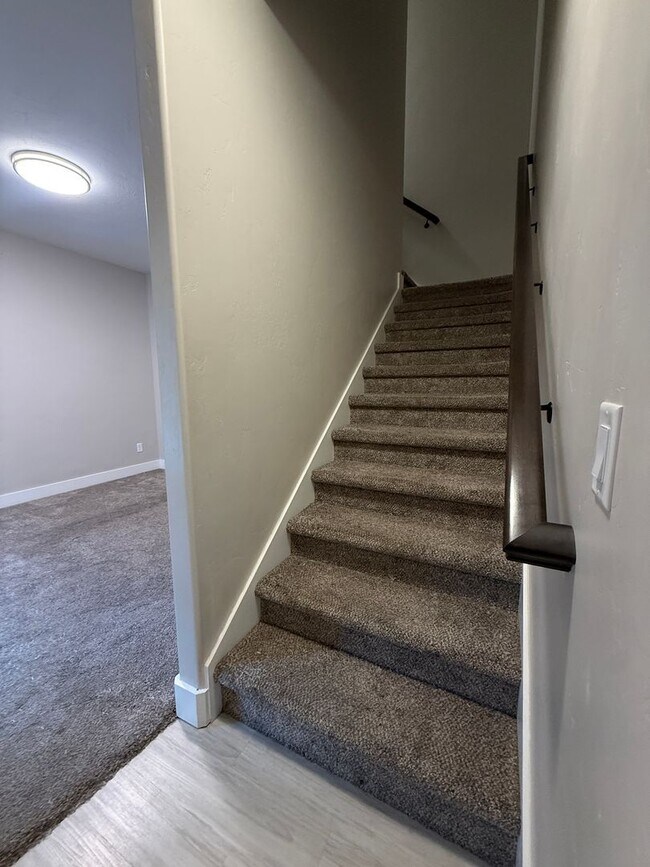 Building Photo - 690 S Saturn Ave