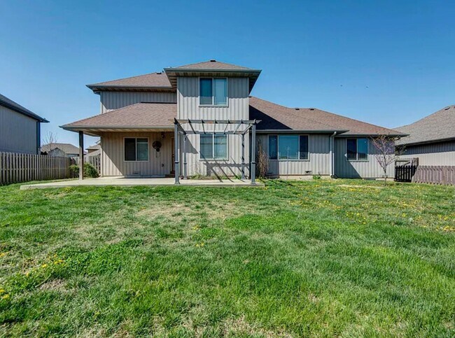 Building Photo - Beautiful 4 bedroom house with privacy fen...
