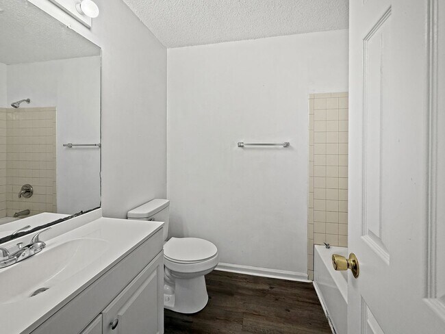 Building Photo - Charming Navarre Home with Hardwood Floors...