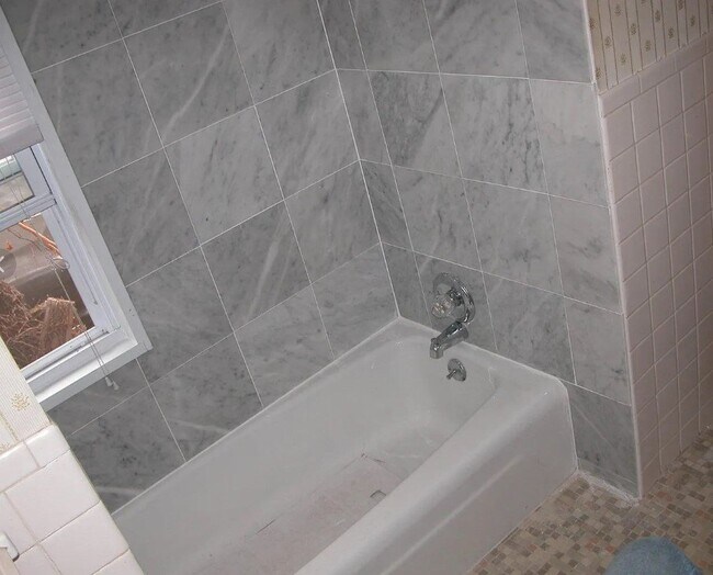 Building Photo - 1260 W 67th St