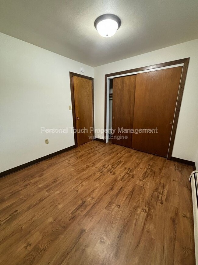 Building Photo - 132 6th Ave N