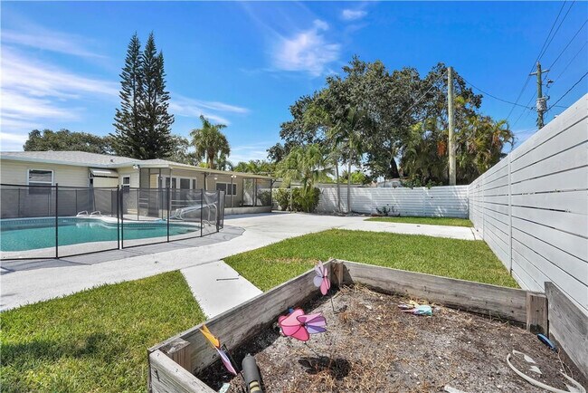 Building Photo - 1721 N 16th Ct