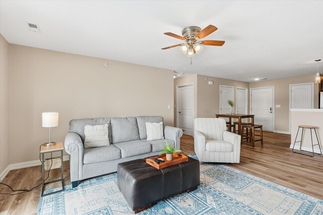 Building Photo - 2212 Chapel Hill Rd