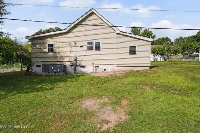 Building Photo - 106 Safie 3rd St