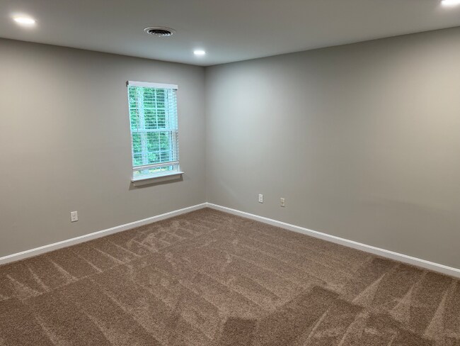 Building Photo - 2429 Crowncrest Dr