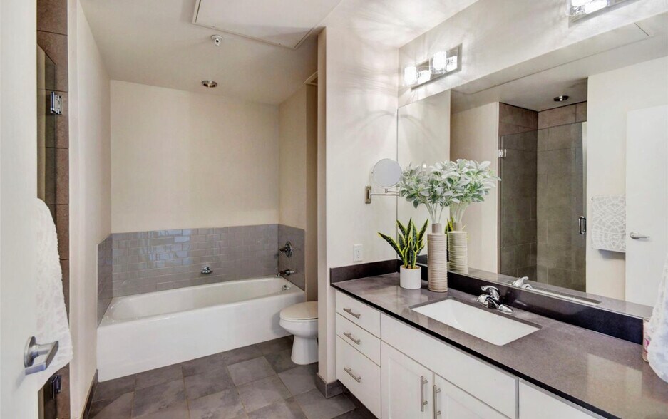 Building Photo - 1438 Little Raven St