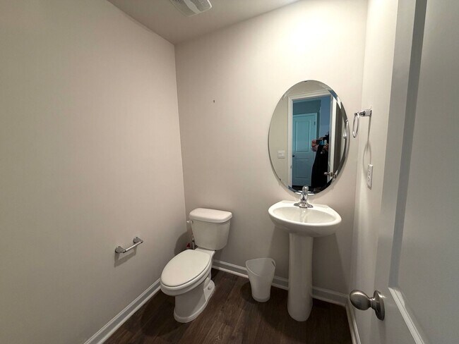 Building Photo - Candler - Three Bedroom Modern Home