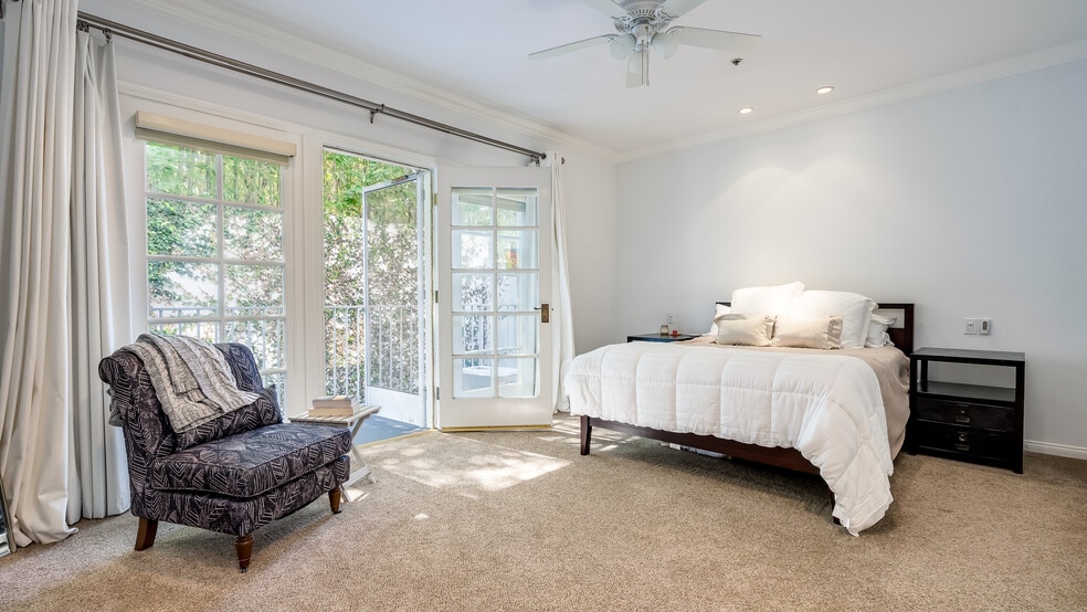 Building Photo - 2025 S Beverly Glen Blvd