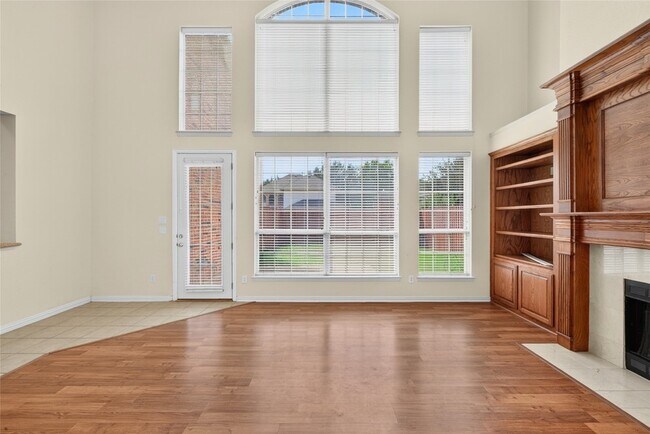 Building Photo - 8701 Mandevilla Dr