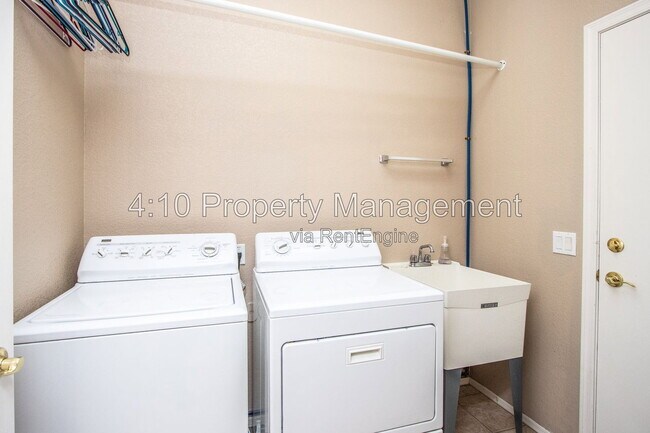Building Photo - 951 E Bellerive Pl