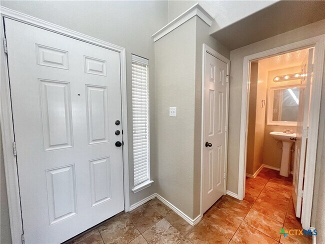 Building Photo - 2221 Lakeline Dr