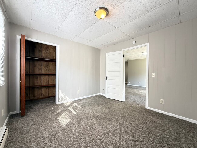 Building Photo - Easy to Maintain 2 Bed Home with Attached Garage