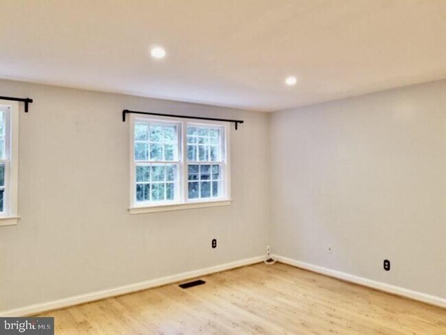 Building Photo - Charming 3-Bedroom Rental in Falls Church with 2 Full Baths and Spacious Layout!