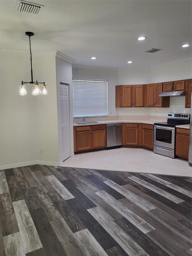 Building Photo - 2040 SE Avon Park Dr