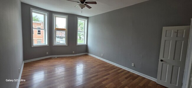Building Photo - Three Bedroom One Bathroom Ready For ASAP Move In