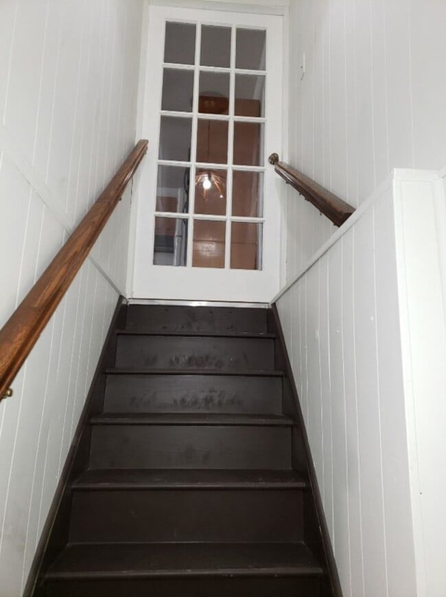 Building Photo - Upstairs 2bed/1bath Apartment