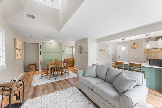 Building Photo - 2124 Old Pond Ln