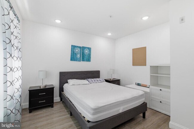 Building Photo - 925 N Broad St